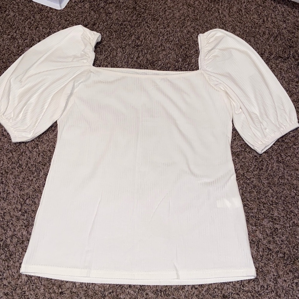 Puffed sleeved top